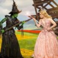 Wicked – A História Não Contada das Bruxas de Oz anuncia elenco para estreia carioca em julho Myra Ruiz como Elphaba e Fabi Bang como Glinda em cena do musical Wicked