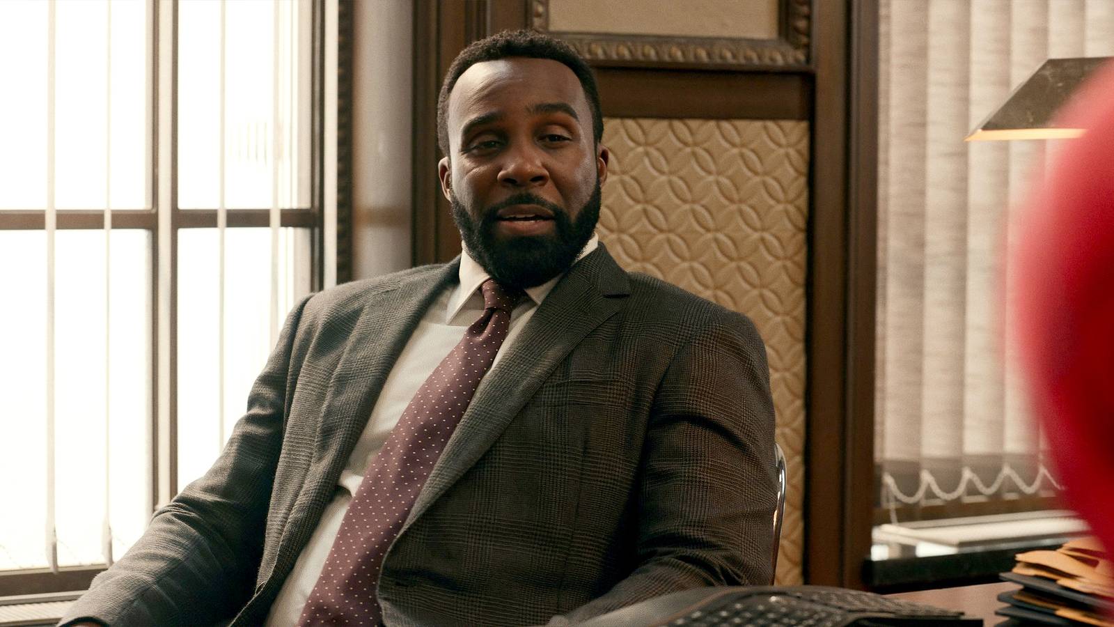 Tramell Tillman como personagem do MCU em cena de Homem-Aranha Um Novo Dia