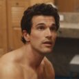 A 13ª temporada de American Horror Story traz Paul Anthony Kelly como novo sangue em possível final de era Paul Anthony Kelly com cabelo loiro em caracterização para American Horror Story
