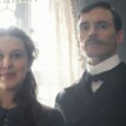 A ausência de Mycroft em Enola Holmes 3 revela o fim silencioso de um arco narrativo Enola Holmes em seu casamento em Enola Holmes 3, momento que marca sua aceitação como mulher adulta