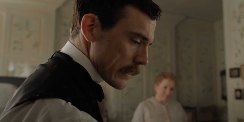 Sam Claflin como Mycroft Holmes, irmão mais velho de Enola que segue ausente da franquia