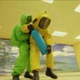 Backrooms: um Não-Lugar volta aos cinemas em julho com 15 minutos inéditos e reshuffla da estratégia A24 Cenário dos corredores vazios e iluminados de Backrooms, a atmosfera surreal do filme de Kane Parsons