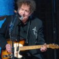 Bob Dylan contratou um novo guitarrista, mas grandes perguntas permanecem Bob Dylan em apresentação no palco durante a Never Ending Tour