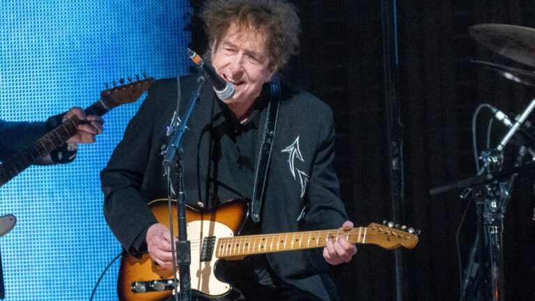 Bob Dylan contratou um novo guitarrista, mas grandes perguntas permanecem