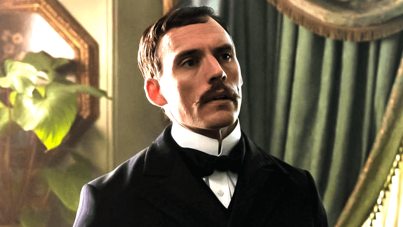Sam Claflin no papel de Mycroft Holmes em Enola Holmes