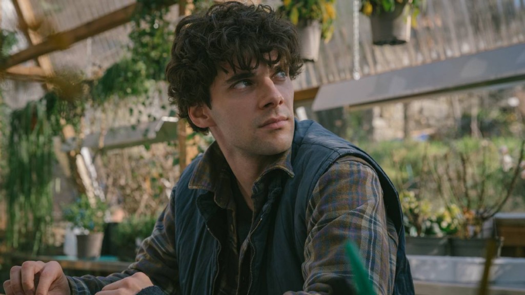 Álvaro Rico como Elmer, assassino profissional, em cena de O Jardineiro na Netflix