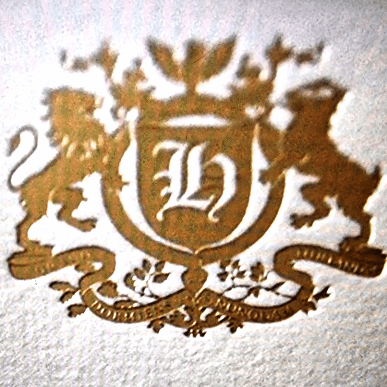 HBO revela novo logo de Hogwarts e divide fãs no countdown para Harry Potter