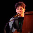 Low Cut Connie: Rock and Roll Como Recusa em Entregar a Alegria Adam Weiner do Low Cut Connie tocando teclado em apresentação ao vivo