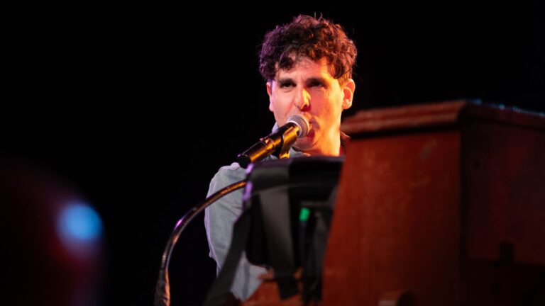 Low Cut Connie: Rock and Roll Como Recusa em Entregar a Alegria