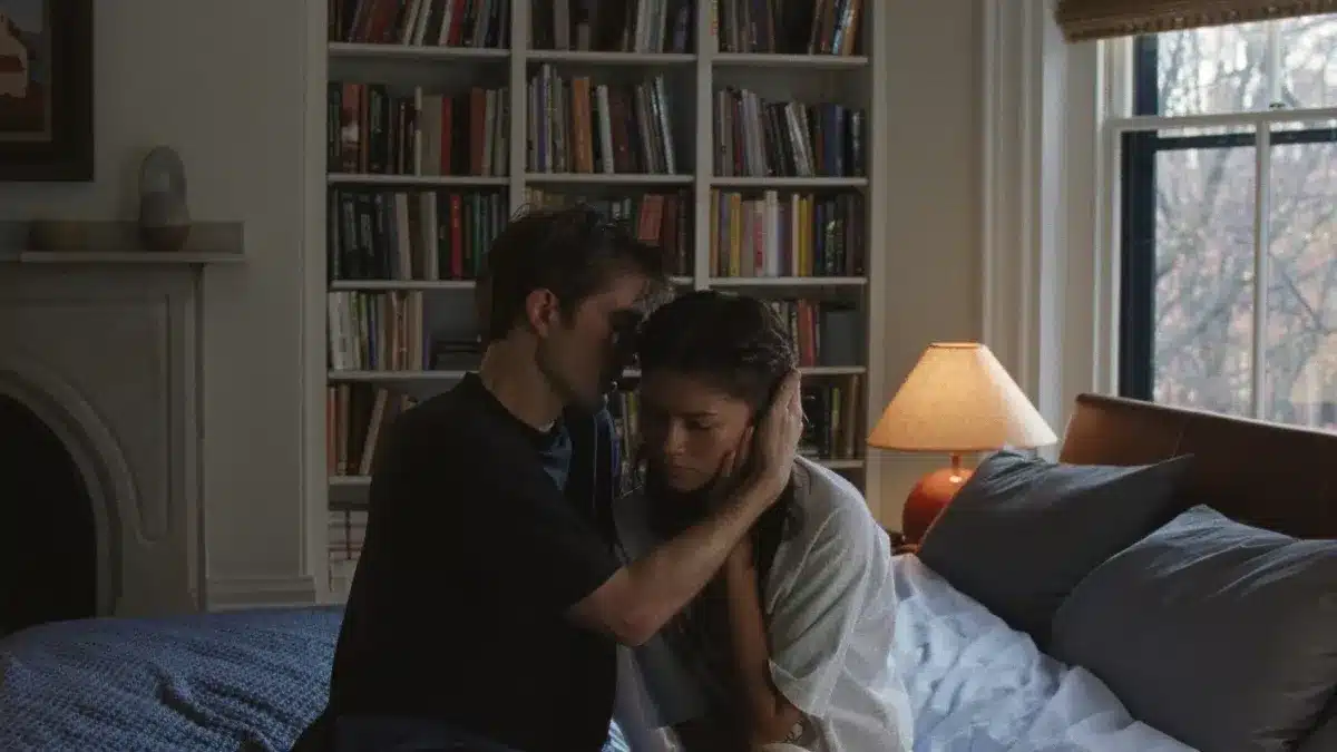 Pôster oficial de O Drama com Zendaya e Robert Pattinson