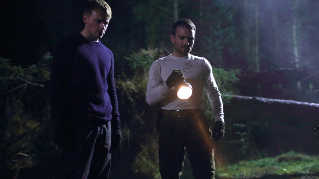 Jack Lowden e Martin McCann em cena de tensão durante viagem de caça em Calibre