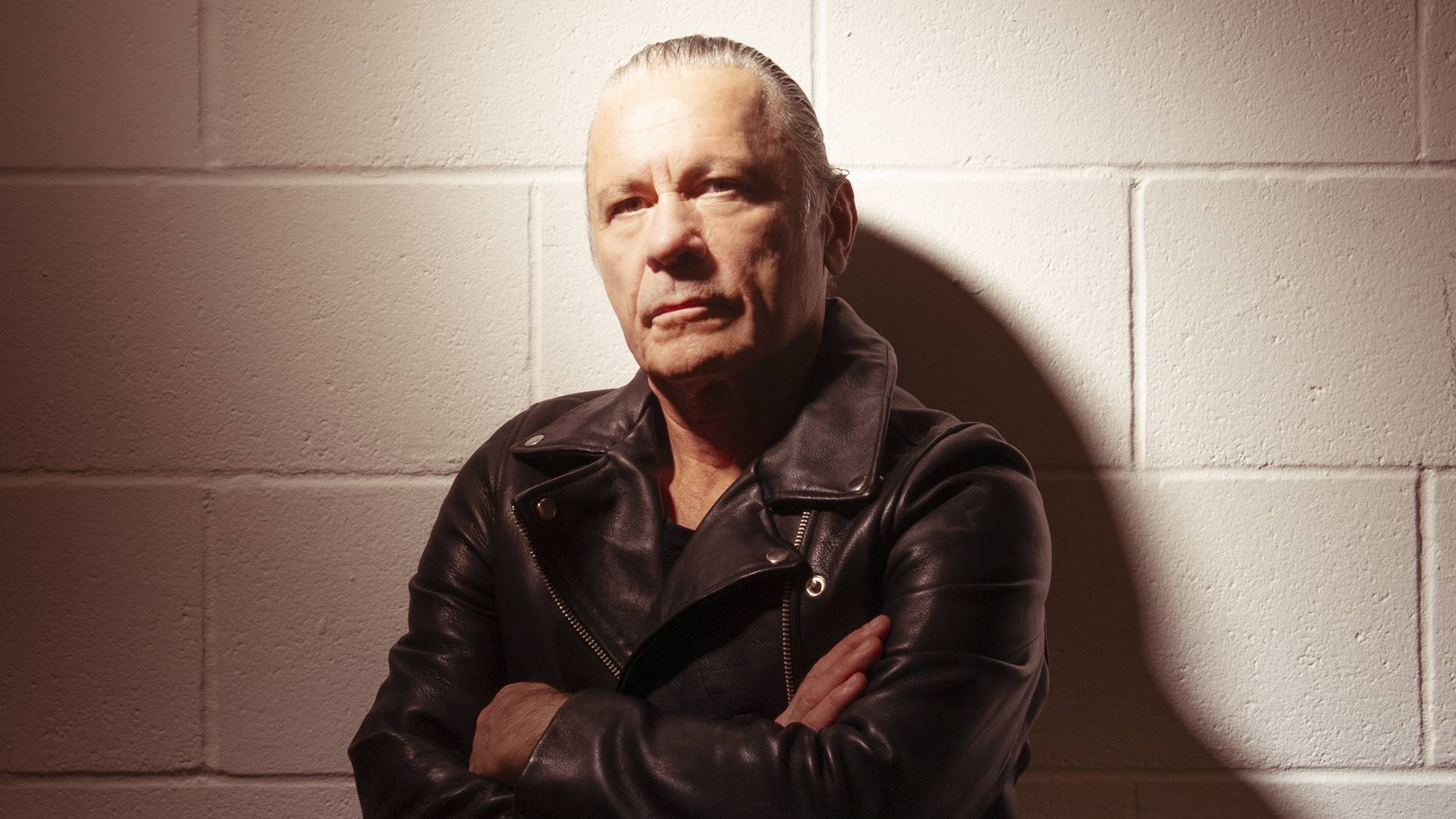 Bruce Dickinson em entrevista conversando sobre sua carreira e sacrifícios pessoais