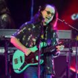 Rush adia shows nos EUA após Geddy Lee ser diagnosticado com laringite e bronquite Geddy Lee, vocalista do Rush, durante apresentação ao vivo na turnê de reunião